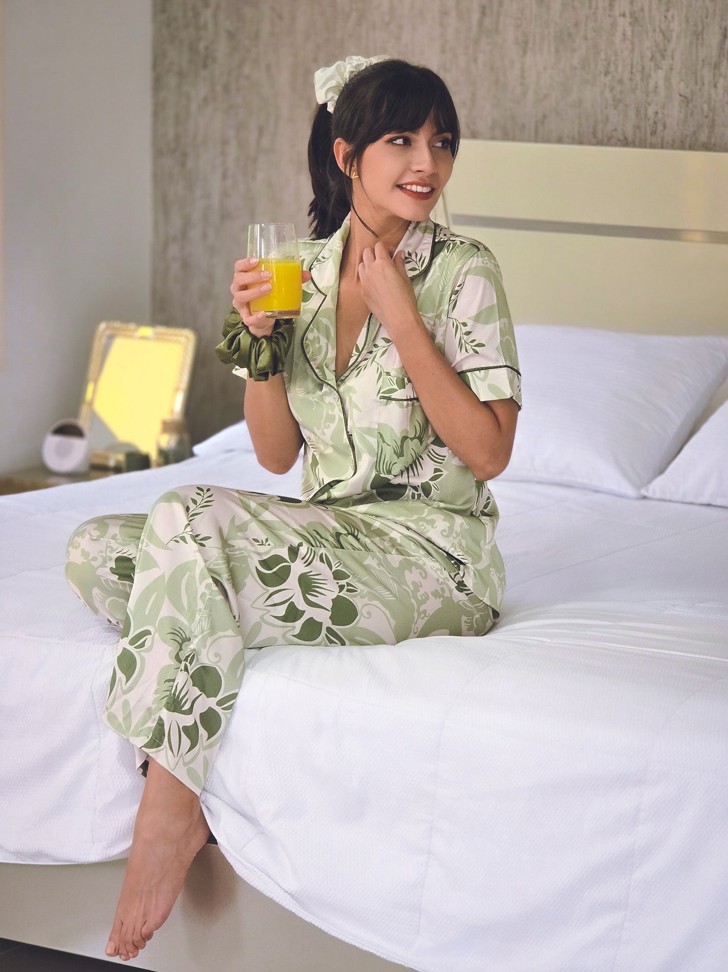 Pijama seda estampado hojas verdes Pantalón y camisa REF VENECIA- Estilo y confort