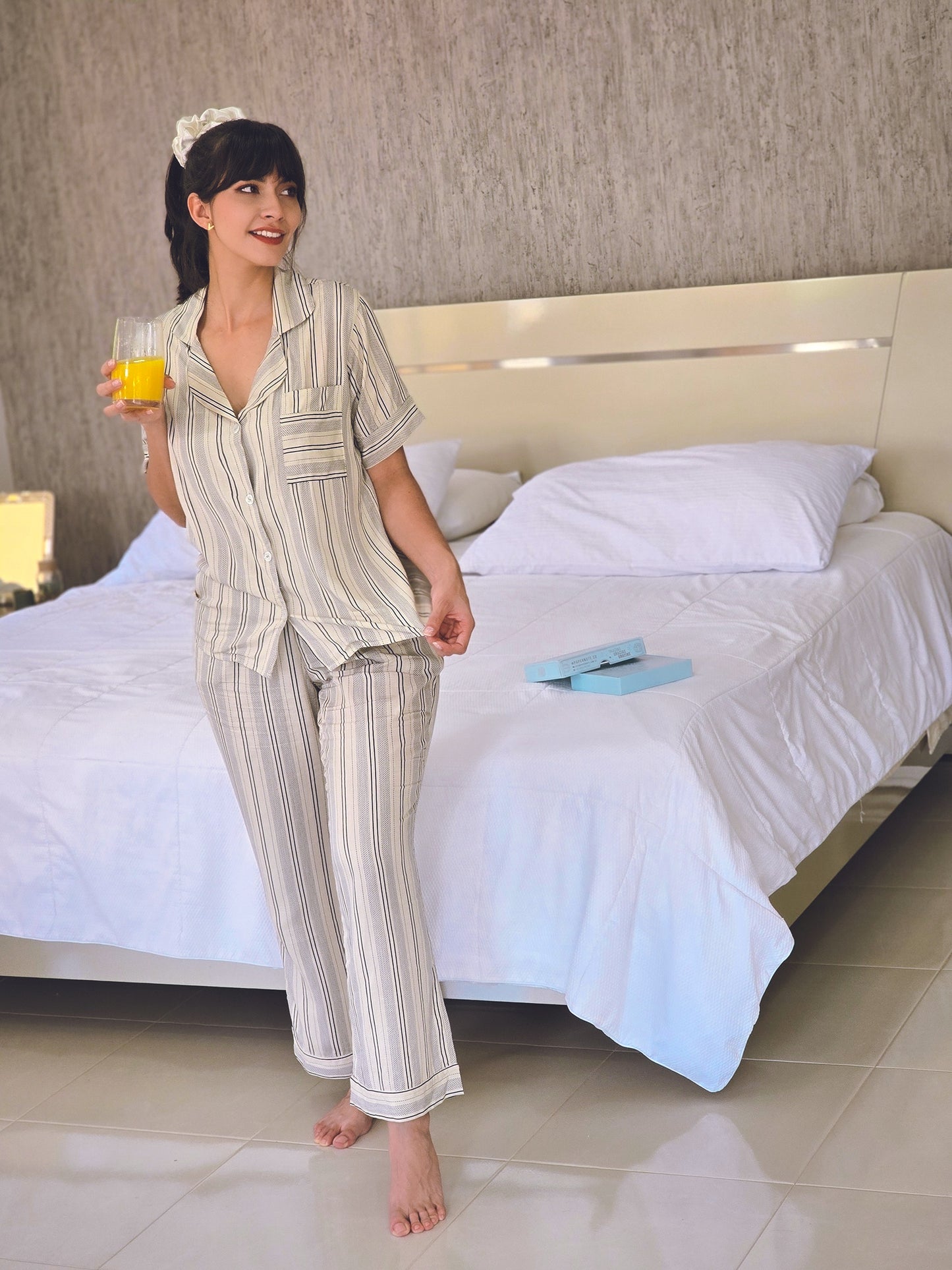 Pijama beige con rayas azules Pantalón y camisa REF. AQUA - Estilo y confort