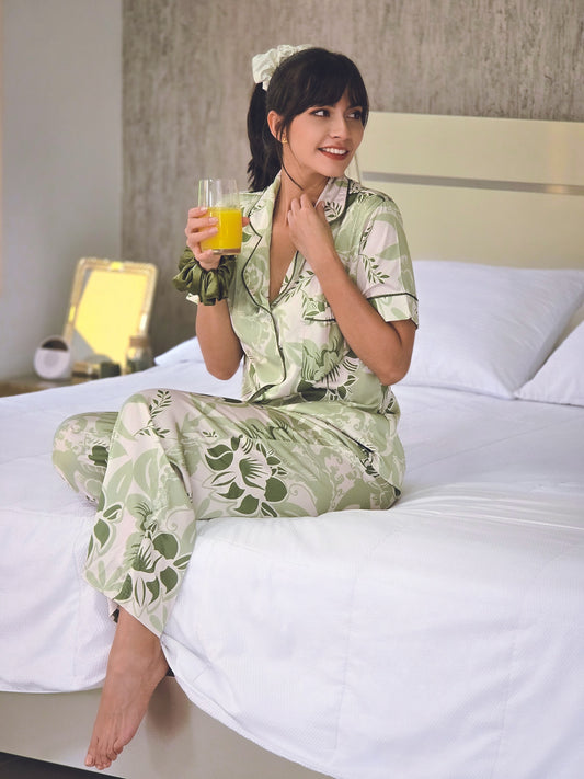 Pijama seda estampado hojas verdes Pantalón y camisa REF  VENECIA- Estilo y confort