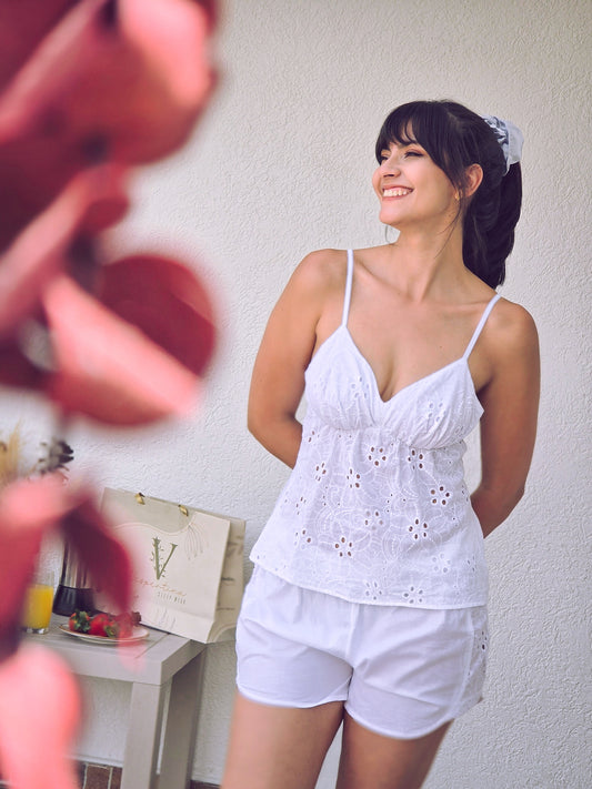 Pijama short y blusa de tiras blanca  REF. ALMA- Frescura y estilo para dormir